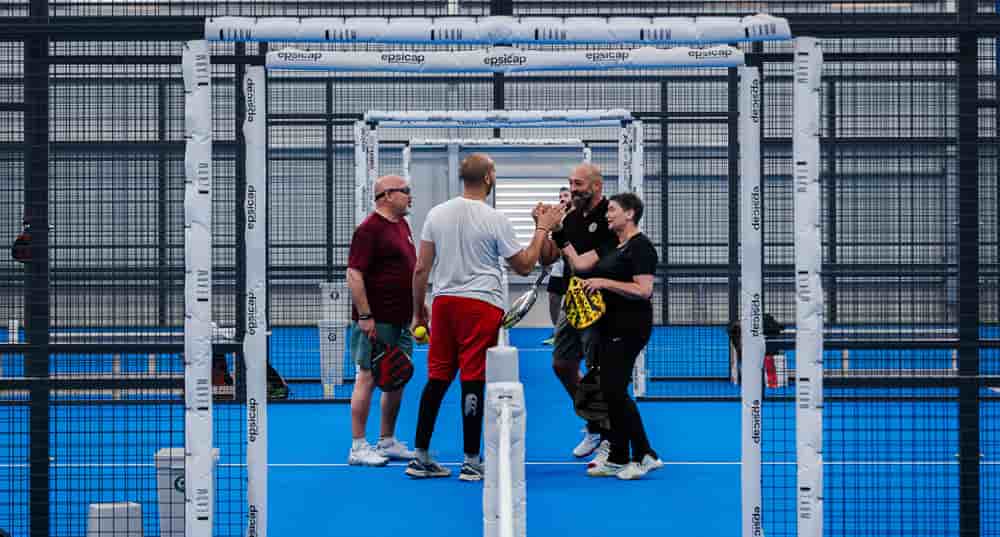 Outre ses bienfaits sur la santé, le padel est aussi un facilitateur de rencontres professionnelles.