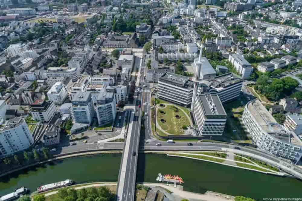 Vue aérienne de Rennes, ville organisée selon le modèle de "ville archipel" et de préservation des ceintures vertes autour des communes.