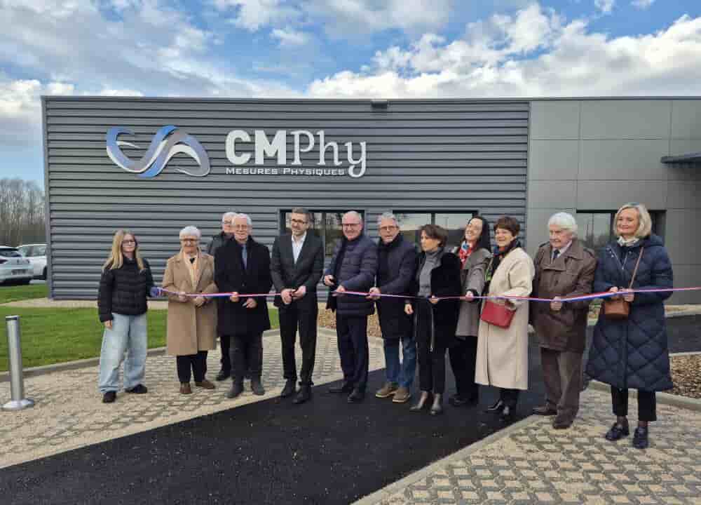 Arnaud Pelletier, directeur de CMPhy, accompagné des élus du Grand Chalon, coupe le ruban pour inaugurer son nouveau bâtiment dans la zone SaôneOr à Chalon-sur-Saône.