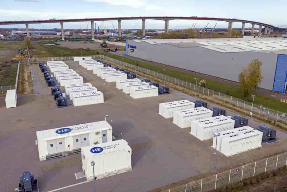 Le plus grand parc de stockage d'énergie par batteries (BESS) en France a été inauguré le 16 décembre 2025 dans le port de Nantes Saint-Nazaire, près du pont de Cheviré.