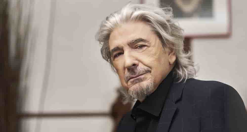 Serge Lama, en novembre 2025, dans son appartement parisien.