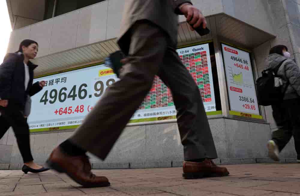 L’indice Nikkei devant une société de courtage à Tokyo après l’annonce par la Banque du Japon d’une hausse des taux d’intérêt, le 19 décembre 2025.