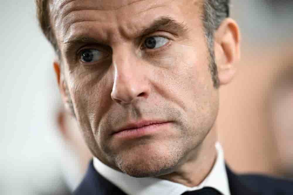 Lundi, Emmanuel Macron doit assister à une démonstration des moyens militaires français dans la région, avant de regagner Paris.
