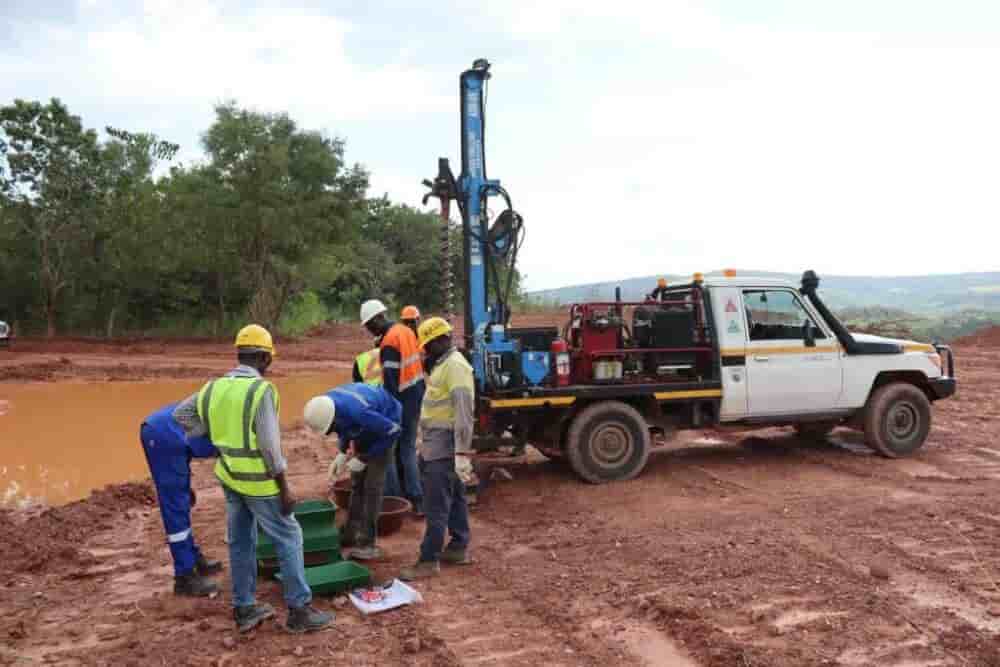Opérations de forage sur le site de Kiniero, première étape du développement minier du projet aurifère.