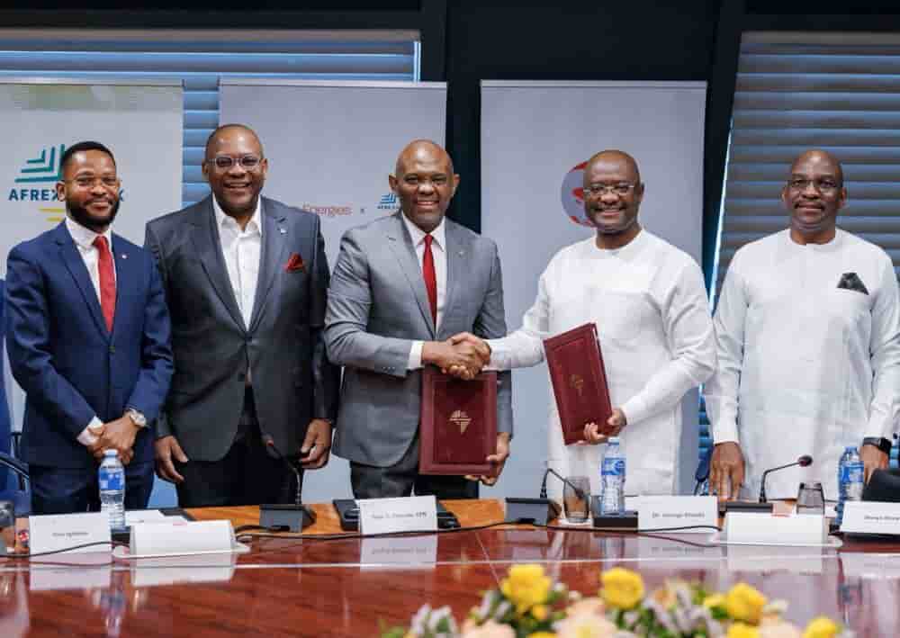 Signature de l’accord de financement entre Afreximbank et Heirs Energy, en présence de Tony Elumelu.