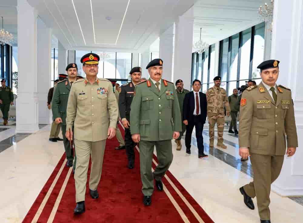 Le chef de l’armée pakistanaise, Asim Munir, accueilli à Benghazi par des responsables militaires de l’est libyen.