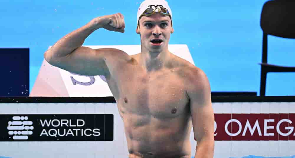 En plus de performer dans les bassins mondiaux, Léon Marchand a récemment été diplômé de l'Arizona State University.