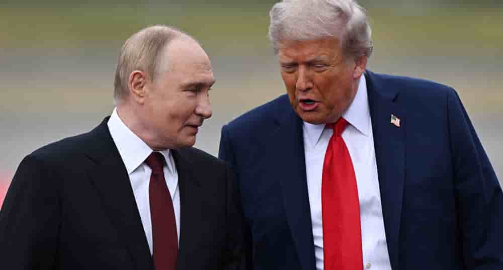 Vladimir Poutine accueille Donald Trump sur le tarmac de la base Elmendorf-Richardson en Alaska.