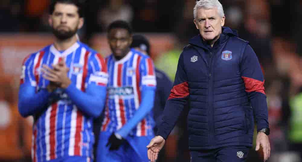 Joueur emblématique de Manchester United, Mark Hughes s'est éloigné de la Premier League pour les bancs du monde semi-professionnel.