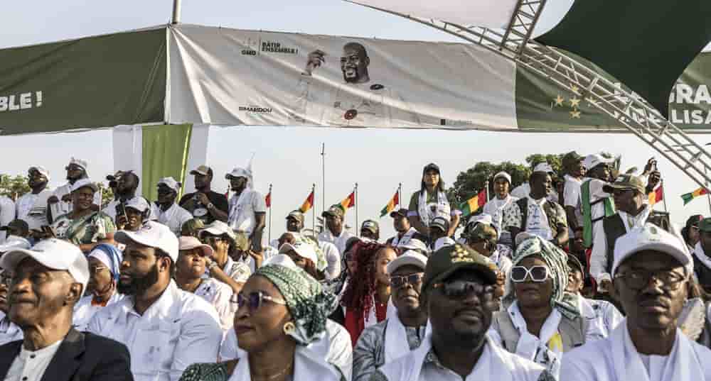 Une banderole représentant le président guinéen et candidat à la présidentielle, Mamady Doumbouya.
