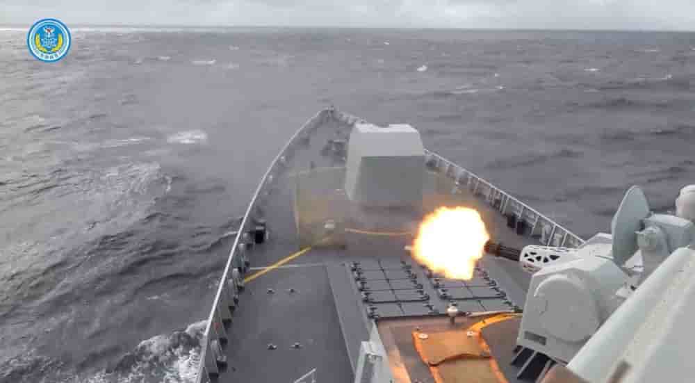 Les navires de l'armée chinoise ont tiré à balles réelles.