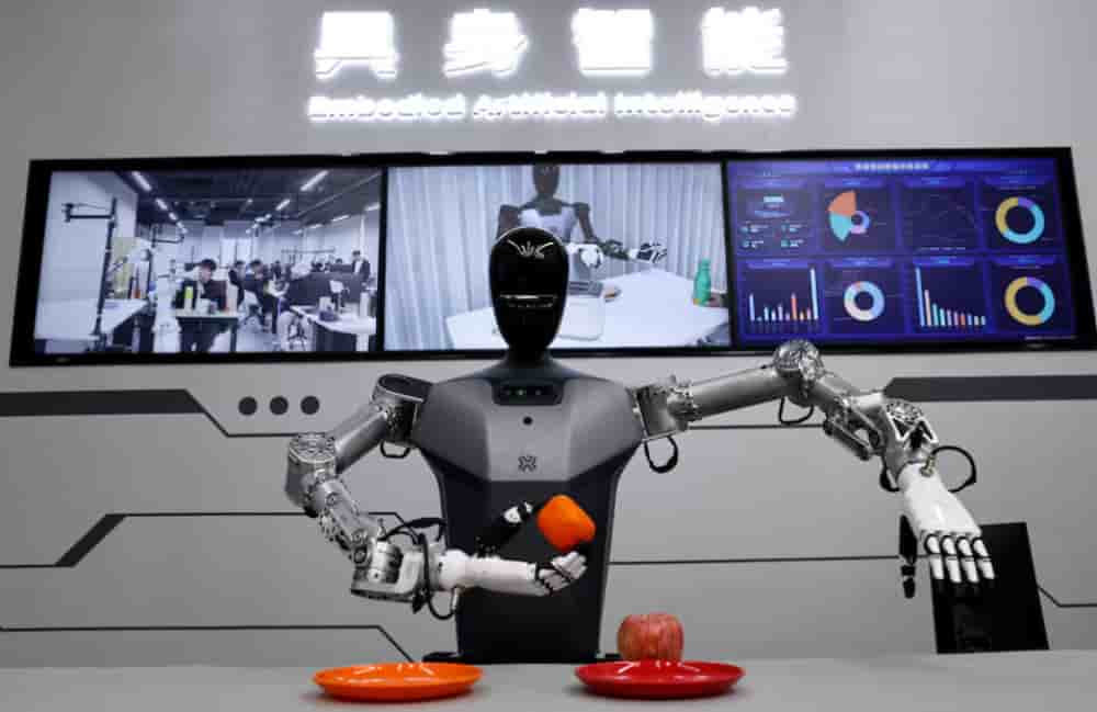 Un robot humanoïde Tiangong, développé par le Beijing Innovation Center of Humanoid Robotics Co, déplace une orange lors d’une démonstration organisée dans les locaux de l’entreprise, dans le cadre d’une visite médiatique du Beijing Robotics Industrial...