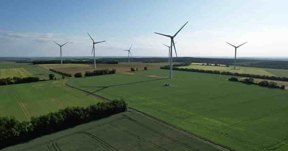 Des éoliennes installées dans les plaines céréalières de Charente-Maritime.