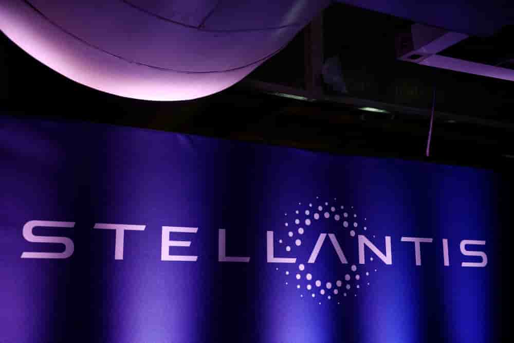 FILE PHOTO: FILE PHOTO: The logo of Stellantis is seen during the Automotive Industry Day summit in Paris, France, November 4, 2025. REUTERS/Sarah Meyssonnier/File Photo/File Photo - FILE PHOTO: FILE PHOTO: French car lobby PFA summit in Paris -...