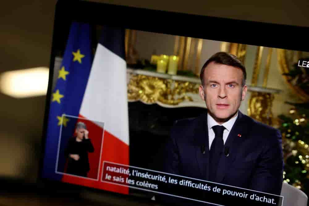 Emmanuel Macron a annoncé qu'il resterait président jusqu'en 2027, rejetant toute idée de démission. Ses priorités pour 2026 incluent l'adoption urgente d'un budget, la régulation de l'accès des mineurs aux écrans, le service militaire volontaire et la...