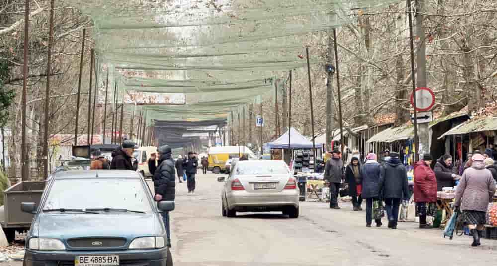 Le marché de Dniprovsky à Kherson (Ukraine), couvert de filets anti-drones.