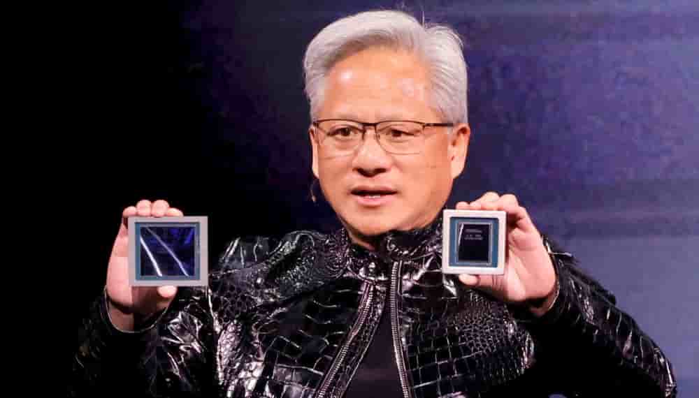 Le PDG de Nvidia, Jensen Huang, tient une puce Rubin et une puce Vera, qui font partie du superordinateur IA Nvidia Vera Rubin NVL72, lors d'une présentation Nvidia au CES 2026.