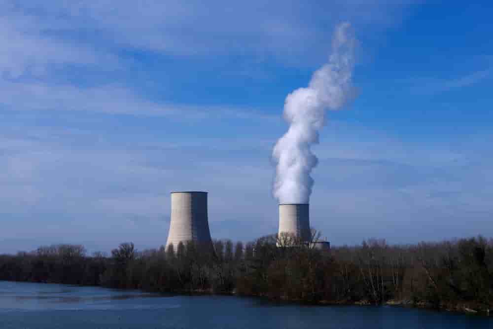 Les 57 réacteurs nucléaires français sont implantés à proximité d'une "source froide", qu'il s'agisse de la mer ou d'un cours d'eau.