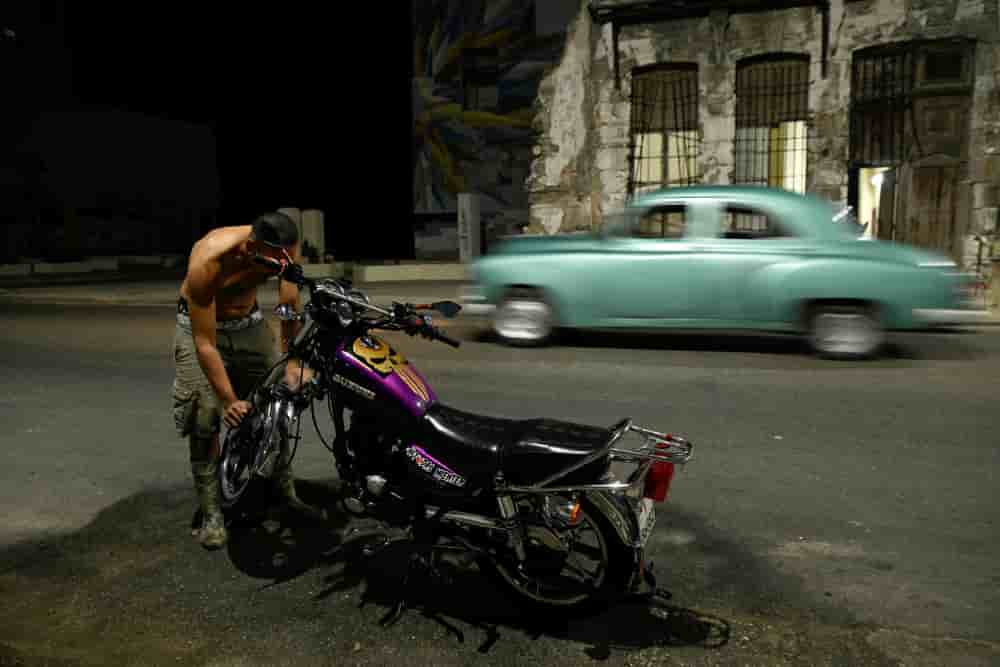 En décembre, La Havane a connu un effondrement partiel de son réseau électrique. L’arrêt de la livraison du pétrole vénézuélien, qui alimentait les centrales thermiques, va précipiter Cuba dans le marasme énergétique.