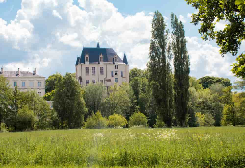 Parmi les atouts de l’Indre, mis en exergue par Altares dans son étude prospective 2025, figure la qualité de vie (ici le château Raoul à Châteauroux) à bas coût. Le prix de l’immobilier (particuliers et bureaux) y est en moyenne cinq à dix fois moins...