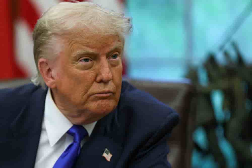 Le président américain Donald Trump signe des décrets et des proclamations dans le Bureau ovale de la Maison-Blanche, à Washington, le 5 mai 2025.