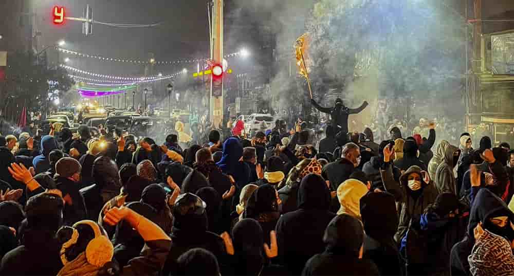 A Bandar Anzali, les Iraniens manifestent contre le régime théocratique.