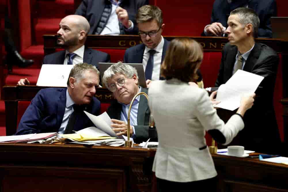 Le gouvernement entend toujours doter la France d'un budget avant la fin du mois, qui permette de repasser sous les 5 % de déficit.