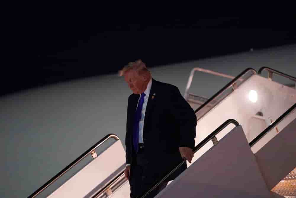 Le président américain Donald Trump descend de l'avion Air Force One, le 9 janvier 2026.