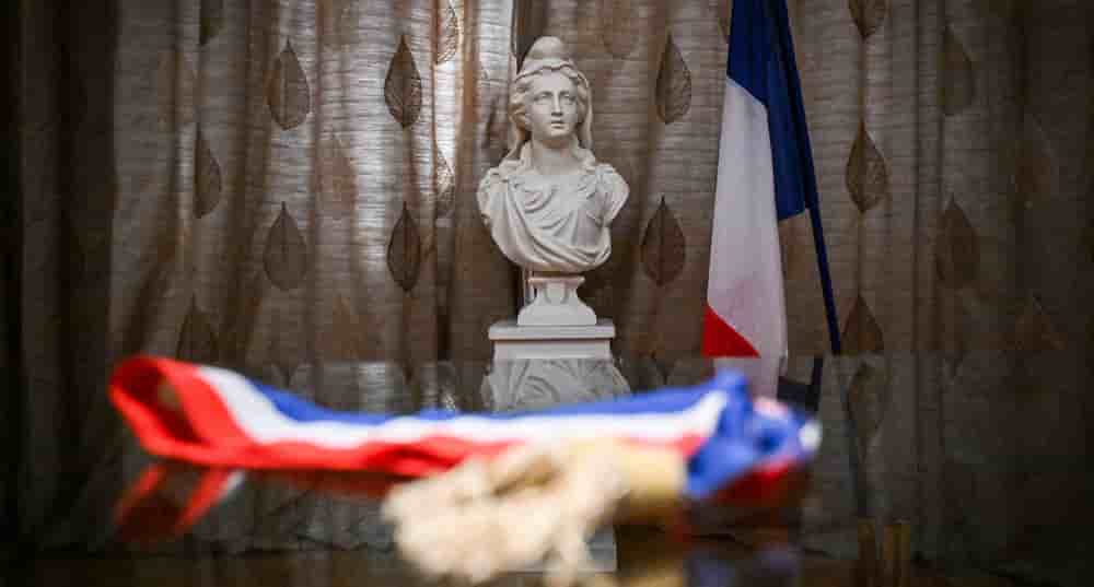 Un buste de Marianne photographié dans une mairie.
