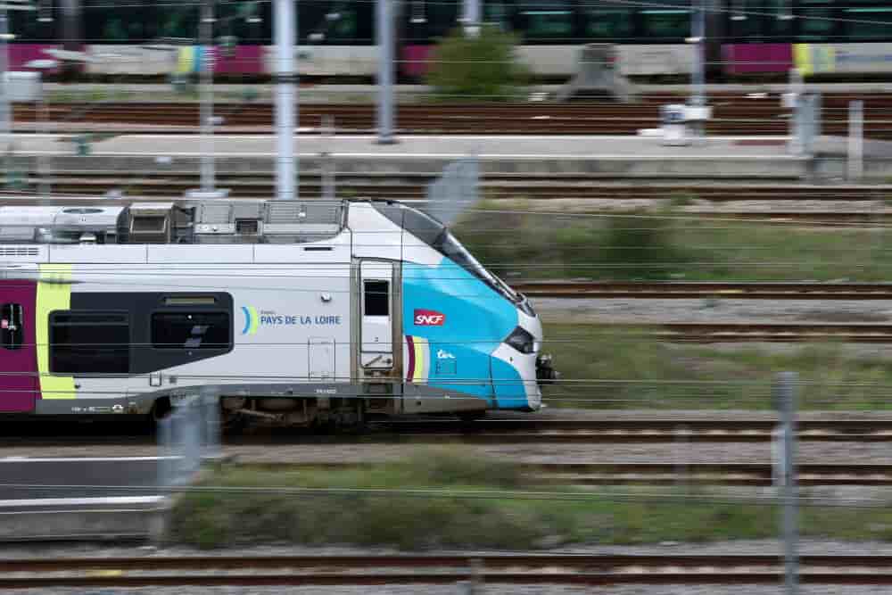 Un train régional SNCF entre en gare de Nantes.