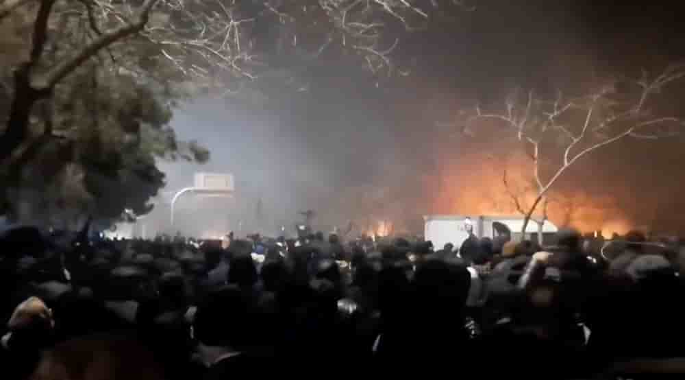 De la fumée s'élève tandis que des manifestants se rassemblent sur l'autoroute Vakilabad, à Machhad, dans la province de Razavi Khorasan, en Iran. Une photo prise samedi 10 janvier.