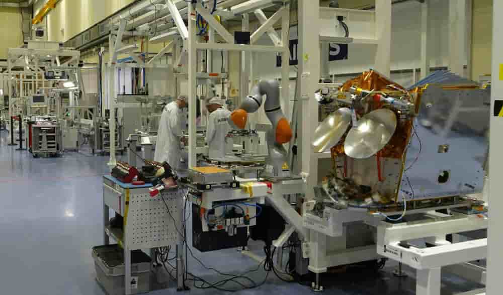 La chaine d'assemblage des satellites GEN1.R ou GEN1.5 d'Airbus Defence & Space dédiés à la constellation OneWeb d'Eutelsat