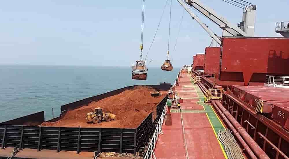 Norden utilise des grues flottantes pour charger le minerai depuis des barges vers des navires de classe Capesize en haute mer.