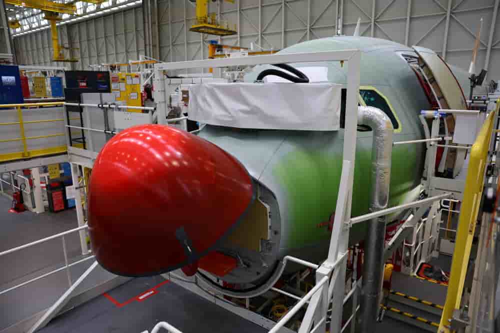 Vue de la pointe avant d'un Airbus A321XLR en cours de montage sur la ligne d'assemblage du site Airbus Jean-Luc Lagardère à Cornebarrieu, près de Toulouse (France), le 4 avril 2025.