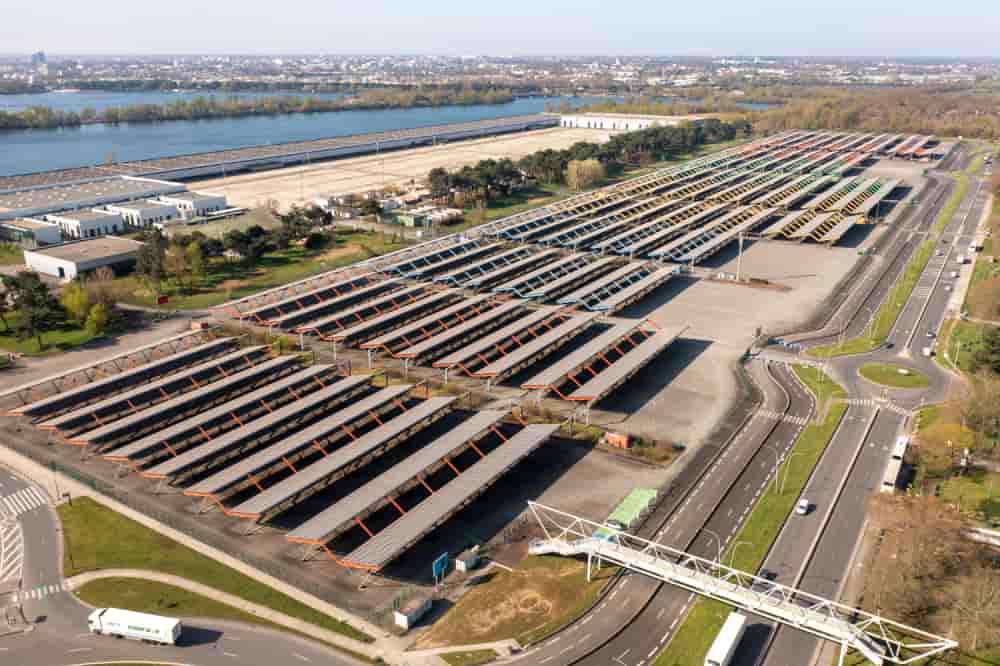 Actuellement couvert d’ombrières photovoltaïques, le parking du parc des expositions pourrait accueillir un data center et un supercalculateur.