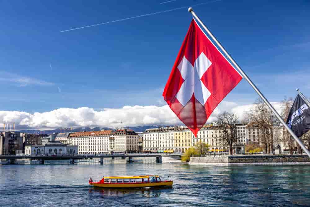 Le drapeau suisse au port de Genève, en Suisse.