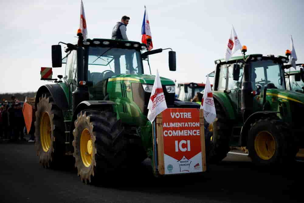 Des agriculteurs français bloquent une autoroute avec leurs tracteurs lors d'une manifestation contre la pression sur les prix, les taxes et les réglementations environnementales le 29 janvier 2024.