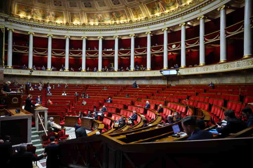 L'Assemblée nationale a voté, mercredi 14 janvier, un amendement qui baisse de près de 5 milliards d'euros la DGF aux collectivités locales.