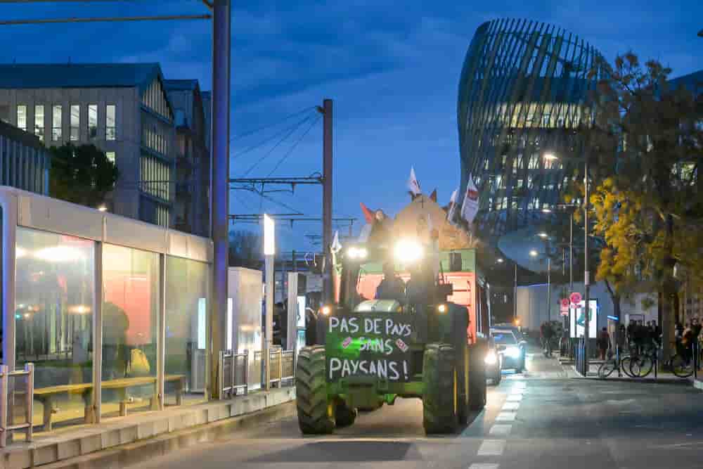 Manifestation de viticulteurs organisée par les Jeunes agriculteurs de Gironde, devant la Cité du vin, à Bordeaux le 18 décembre 2025.