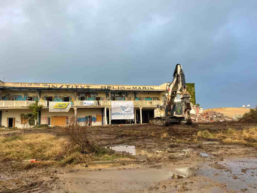 Chantier de déconstruction de l’ancien Institut Hélio-marin à Labenne Océan, dans les Landes.