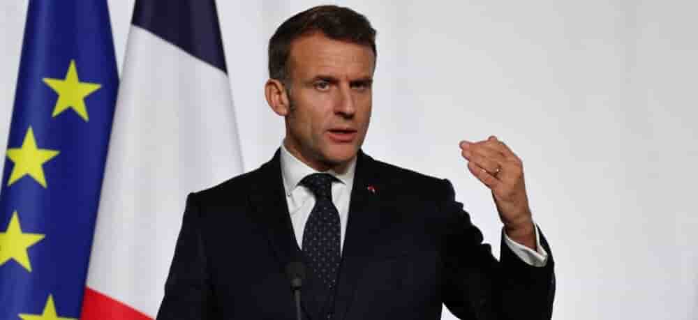 Emmanuel Macron répond aux nouvelles menaces tarifaires de Donald Trump. Le président français refuse de plier face au locataire de la Maison-Blanche et invite ses voisins européens à faire front.