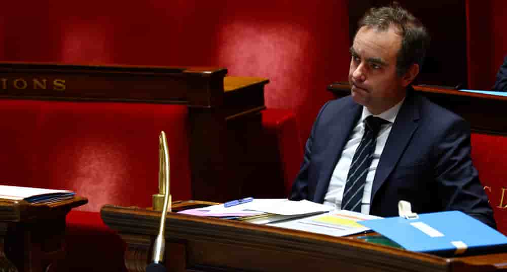 Sébastien Lecornu, premier ministre d'Emmanuel Macron, se maintient dans les sondages. Le Président, quant à lui, continue de gagner en impopularité.