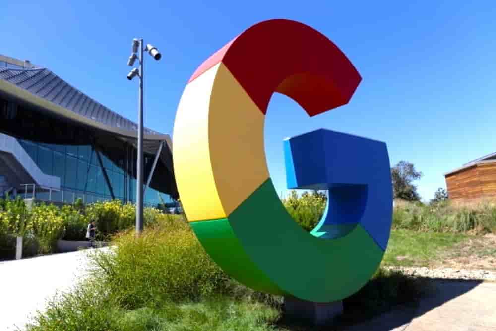 Le logo de Google est visible à l'extérieur des installations de Google Bay View lors de l'événement "Made by Google" à Mountain View, en Californie, le 13 août 2024.