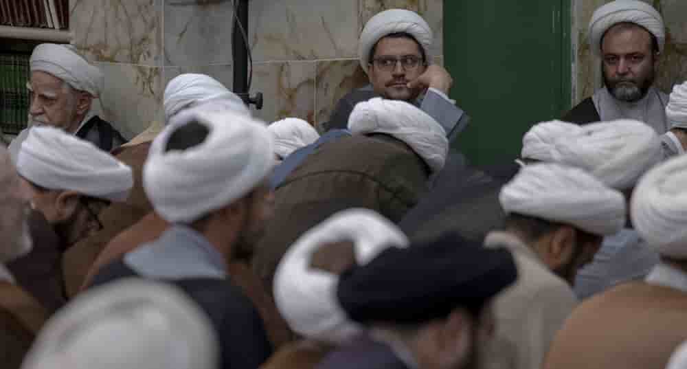 Une réunion de clercs dans une mosquée de Nikoubazl (Téhéran).