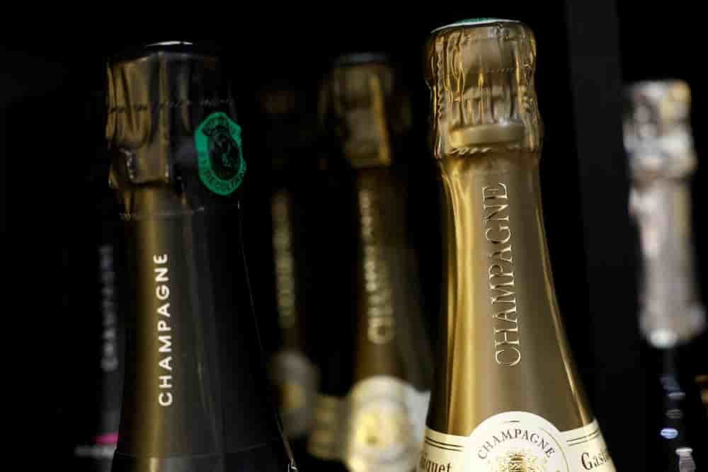 FILE PHOTO: Bottles of Champagne are seen on display for sale in a wine shop in Paris, France, March 13, 2025. REUTERS/Stephanie Lecocq/File Photo - FILE PHOTO: Bottles of Champagne in a wine shop in Paris - USA-TRUMP/BOARD OF PEACE