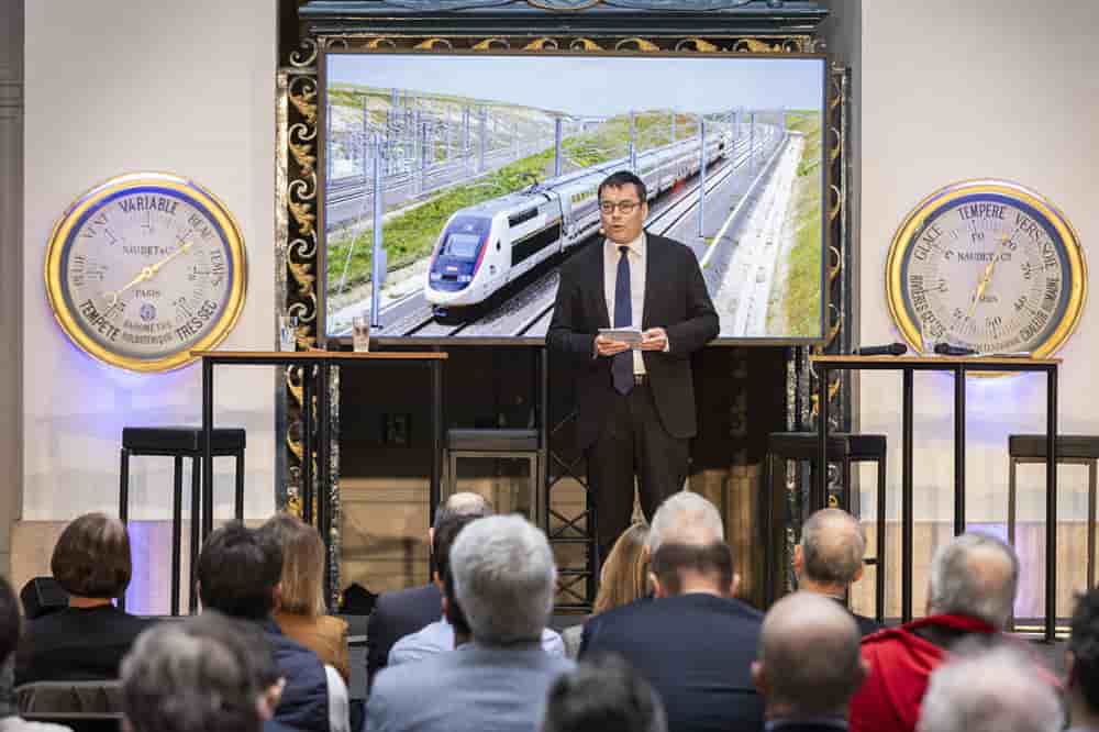 Le directeur général concessions du groupe Vinci le 25 mars 2025 sur un événement promouvant les partenariats public-privé dans le ferroviaire.