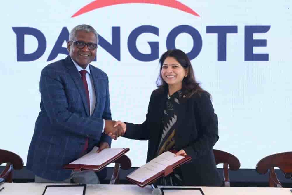 Vartika Shukla, PDG d’Engineers India Limited (EIL), et Aliko Dangote, fondateur et PDG de Dangote Group, lors de la signature du protocole d’accord portant sur l’extension de la raffinerie Dangote.