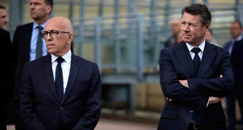 Christian Estrosi (à droite), et le président du parti Les Républicains (à gauche), Éric Ciotti, assistent à la visite du Premier ministre français au lycée Parc Impérial, le 22 avril 2024, à Nice.