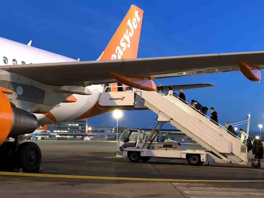 Des passagers embarquent sur un vol de la compagnie low-cost EasyJet, à l'aéroport de Bâle-Mulhouse.