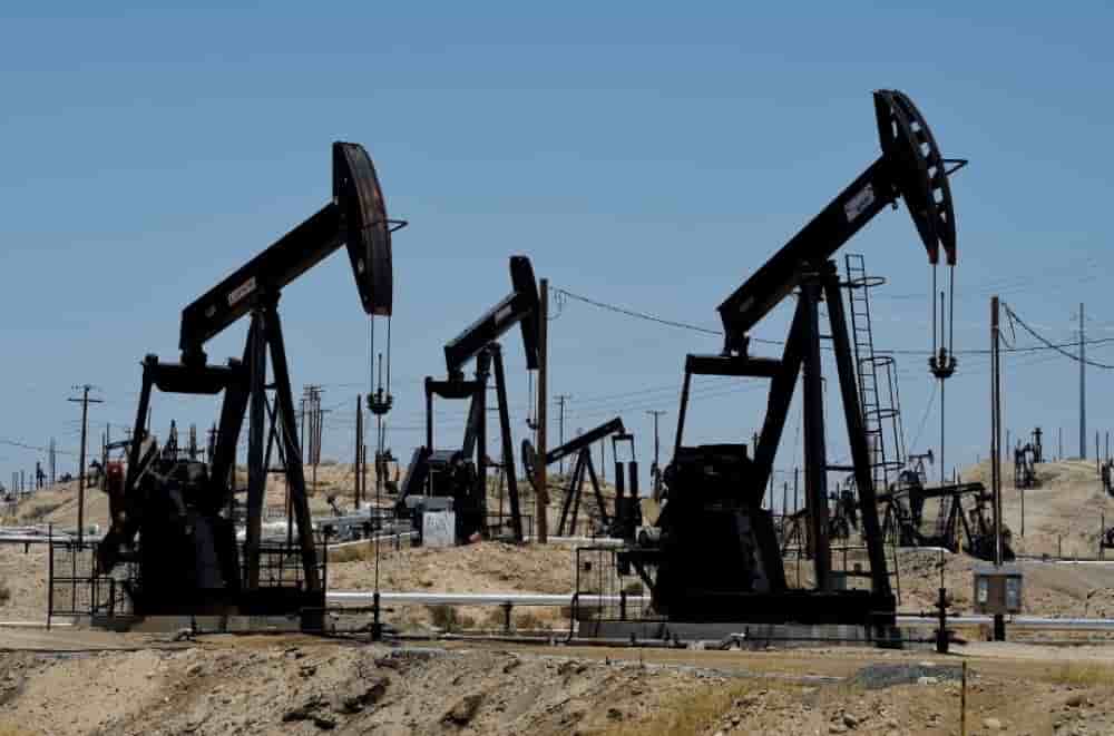 Après avoir culminé à 241 000 barils par jour en 2010, la production pétrolière équato-guinéenne a chuté quasi-continuellement, tombant à 55 000 bpj en 2023.